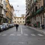 Proseguiamo in via Prospero Petroni per spostarci in via Melo, che prima di lasciare spazio a a negozi �made in Italy� e librerie si fa anch�essa cosmopolita